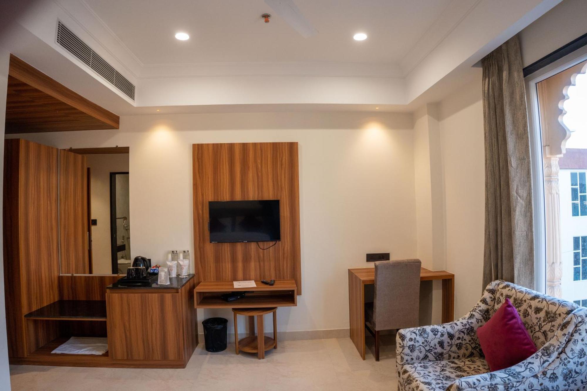 Raghunandan Palace - A Premier Boutique Stay, City Center & 500 Meters From City Railway Station Udaipur Esterno foto