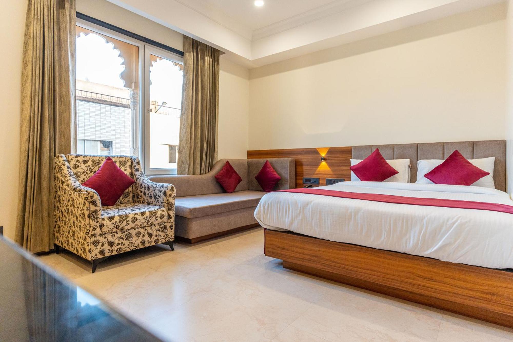 Raghunandan Palace - A Premier Boutique Stay, City Center & 500 Meters From City Railway Station Udaipur Esterno foto