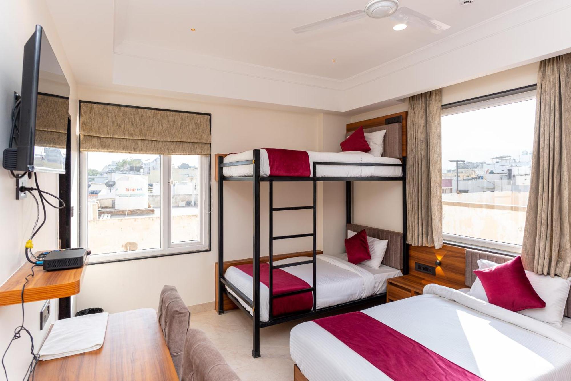 Raghunandan Palace - A Premier Boutique Stay, City Center & 500 Meters From City Railway Station Udaipur Esterno foto