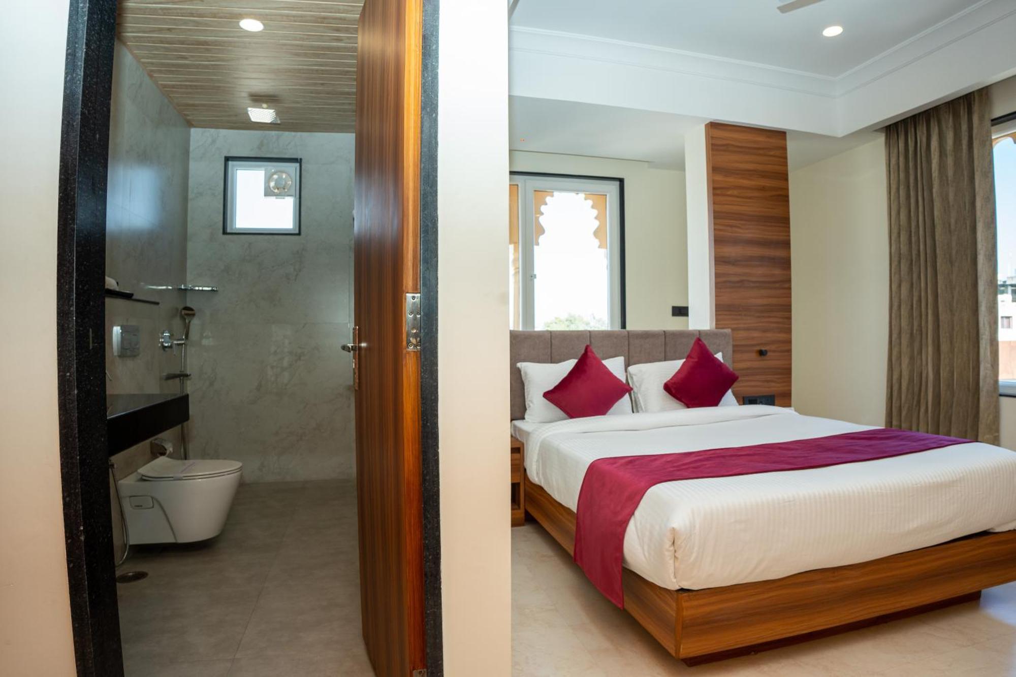 Raghunandan Palace - A Premier Boutique Stay, City Center & 500 Meters From City Railway Station Udaipur Esterno foto
